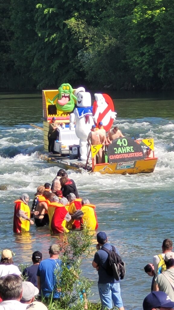 Das Floss «40 Jahre Ghostbusters» mit Marshmallow-Mann in den Stromschnellen