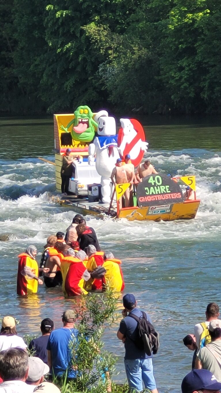 Das Floss «40 Jahre Ghostbusters» mit Marshmallow-Mann in den Stromschnellen