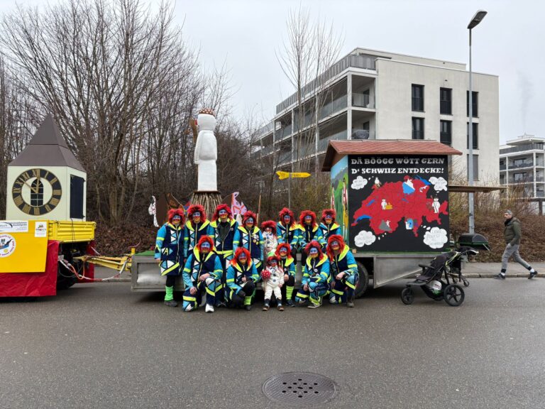Die Flosschaote in Fasnachtskostümen vor ihrem Umzugswagen